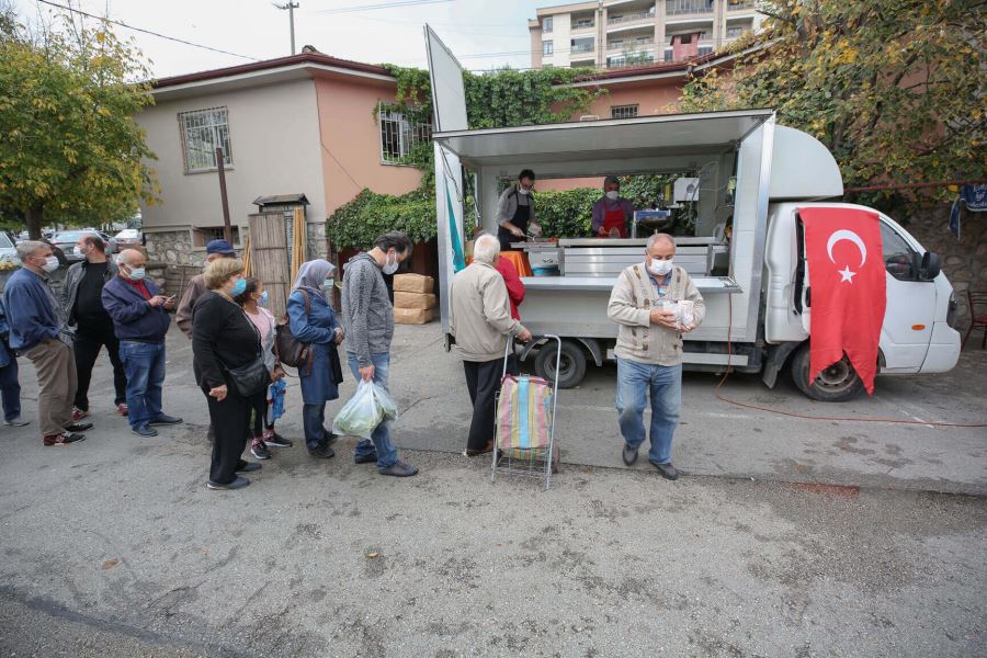 Mevlit Kandili’nde vatandaşlara lokma ikramı