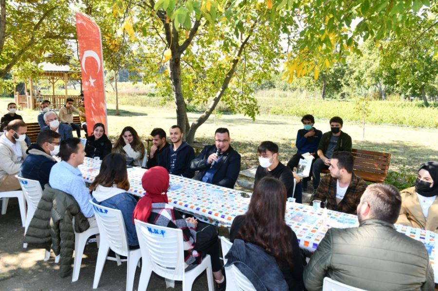 BAŞKAN KANAR, ÜNİVERSİTELİ GENÇLERLE BULUŞTU