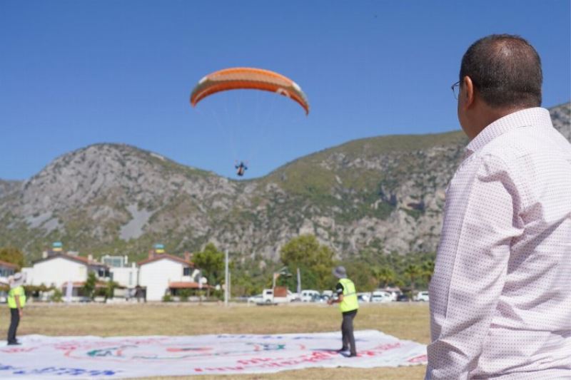 Yamaç paraşütleri Muğla Ören semalarında süzüldü