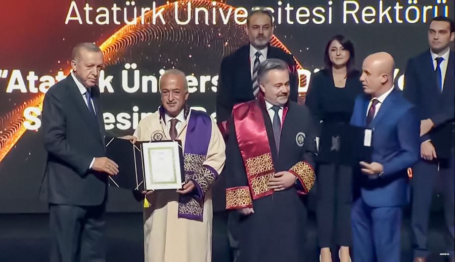 ATATÜRK ÜNİVERSİTESİ REKTÖRÜ PROF DR ÖMER ÇOMAKLIYA ÜSTÜN BAŞARI ÖDÜLÜ