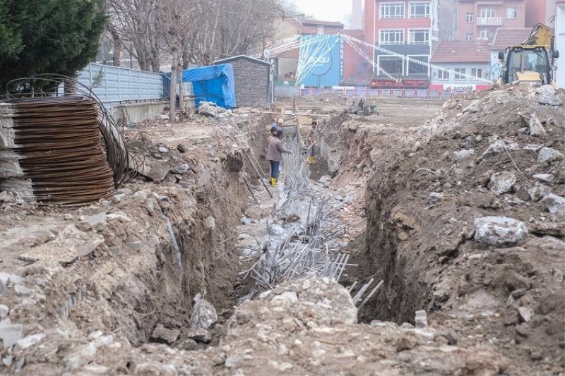 30 Ağustos İş Merkezi inşaatı sürüyor