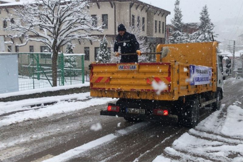 Kocaeli İzmit Belediyesi, karla mücadeleyi canla başla sürdürüyor