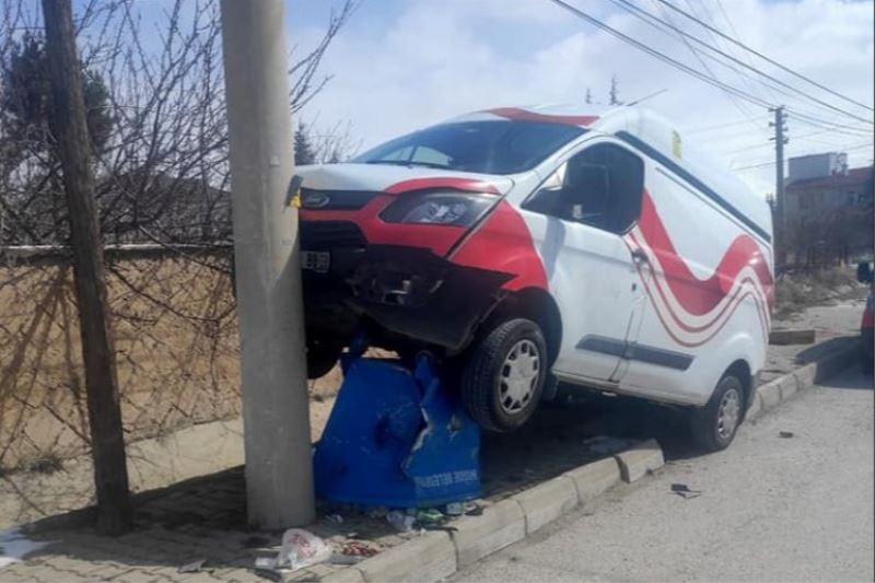 Direksiyonu kilitlenen araç kaza yaptı