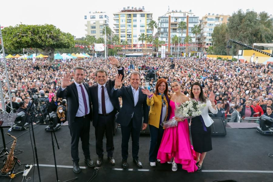 Kadınlar Mersin’de Şevval Sam Konserinde 8 Mart’ı Kutladı