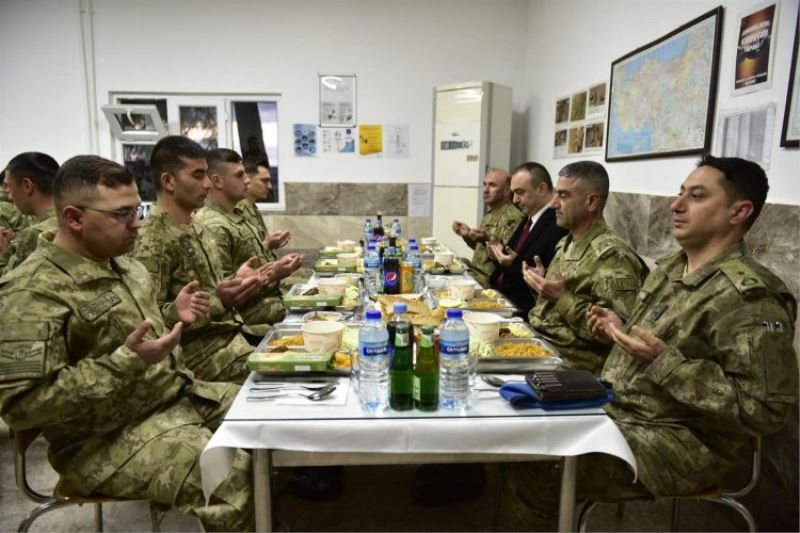 Kilis valisi Soytürk, sınır hattında Mehmetçikle iftar yaptı