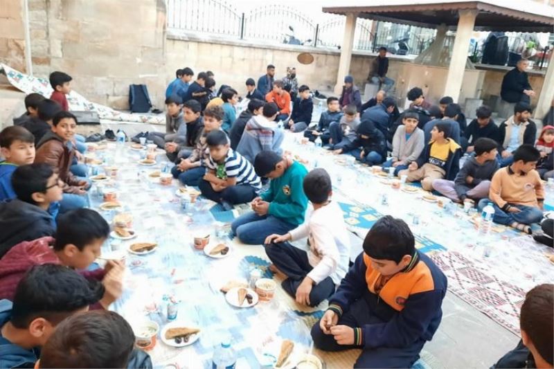 Kilis Müftülüğünden küçük hafızlara iftar