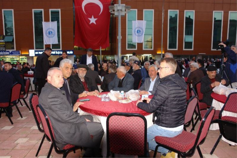 Bilecik Pazaryeri meydanında 4 bin kişilik iftar sofrası