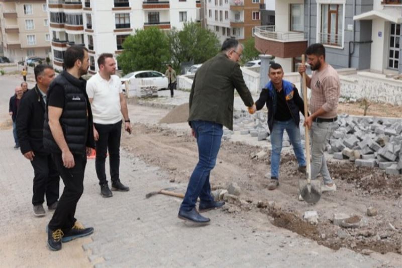 Mehmet Savran sahada işçilerin bayramını kutladı