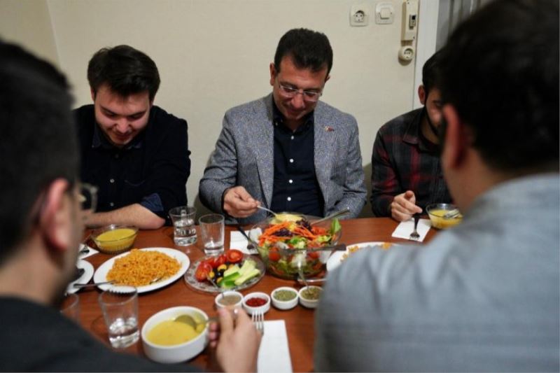 İmamoğlu iftarını 6 tıp öğrencisiyle açtı 