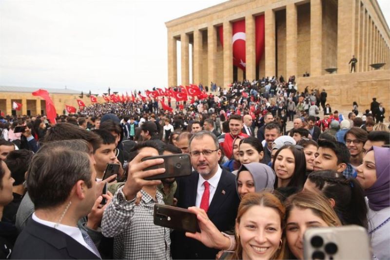 81 ilden gelen gençler Anıtkabir