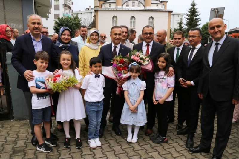 Rizeli öğrenciler karnelerini Vali Çeber