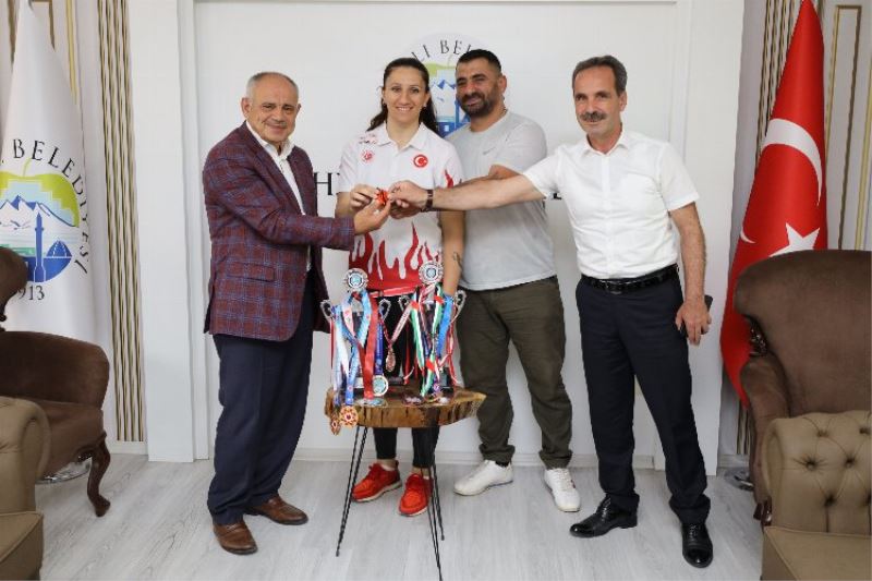 KickBoks şampiyonundan Esat Öztürk