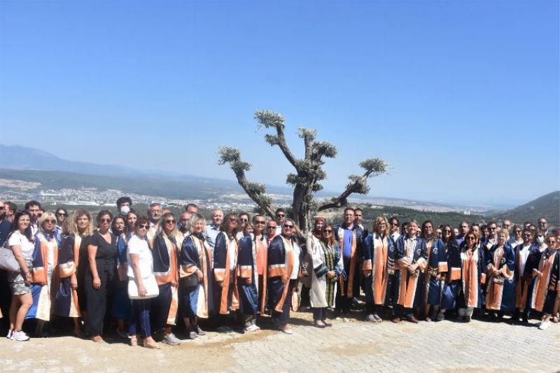 İzmir Demokrasi Üniversitesi’nden “Demokrasi Yürüyüşü”