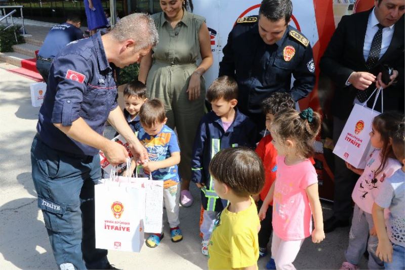 Manisalı itfaiyeciler öğrencilerle buluştu