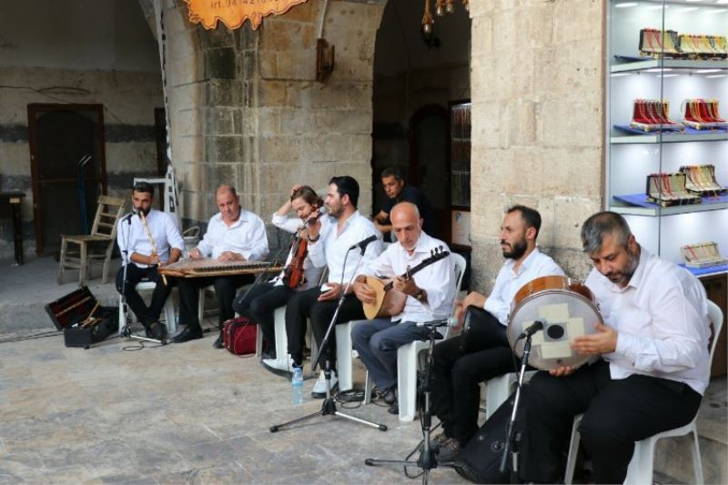 Tarihi Gümrük Hanı’nda Urfa ezgileri yankılandı