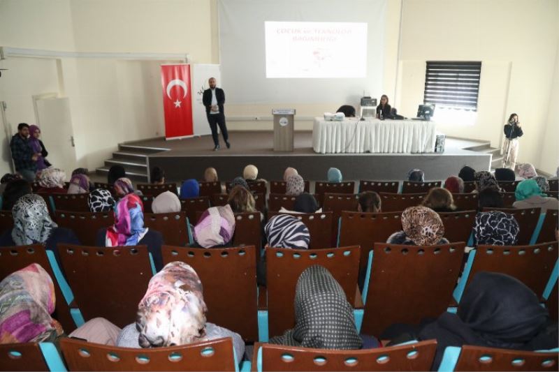 Kadınlara internet ve teknoloji bağımlılığı semineri