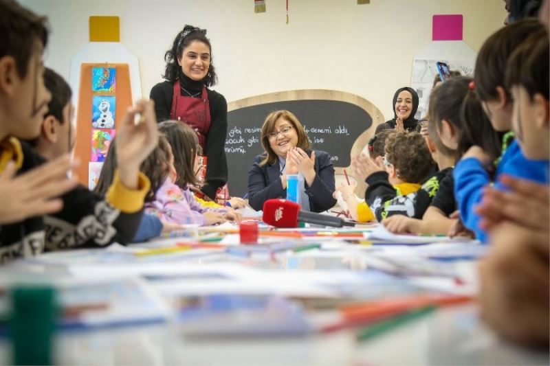 Başkan Şahin, çocuklarla hikaye dinleyip, şarkı söyledi