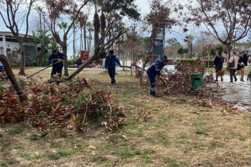 Fırtınanın vurduğu Antalya’da seferberlik