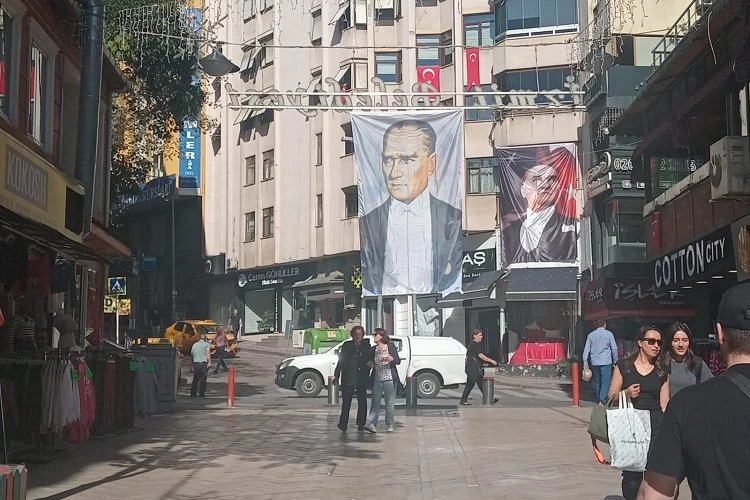 İzmit Fethiye Caddesi Atatürk fotoğraflarıyla donatıldı