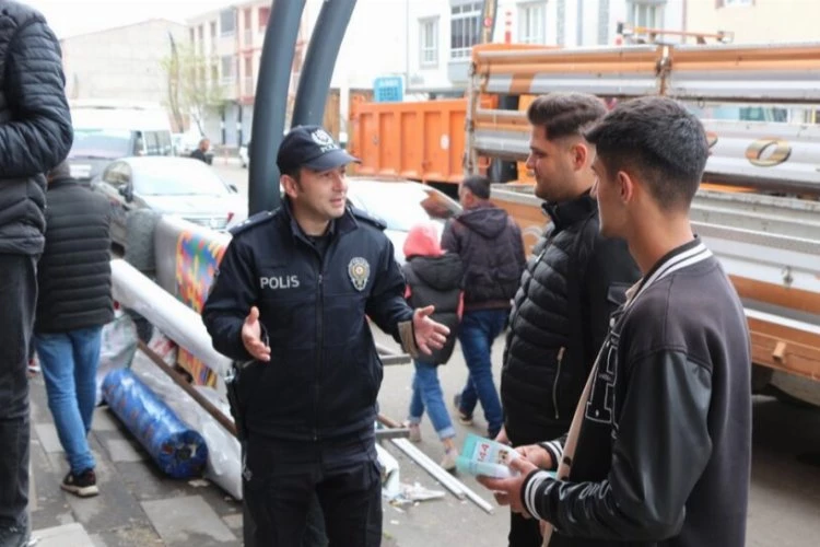 Bingöl’de polis vatandaşı kapı kapı bilinçlendiriyor