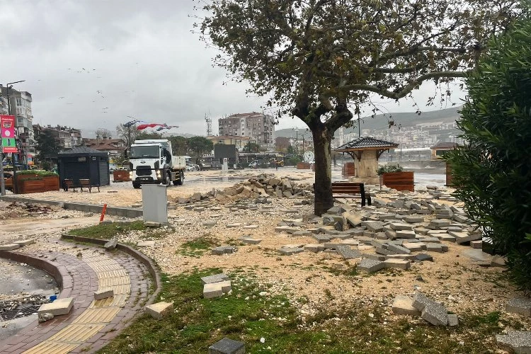 Bursa Gemlik sahilinde azgın dalgalar kordona taştı