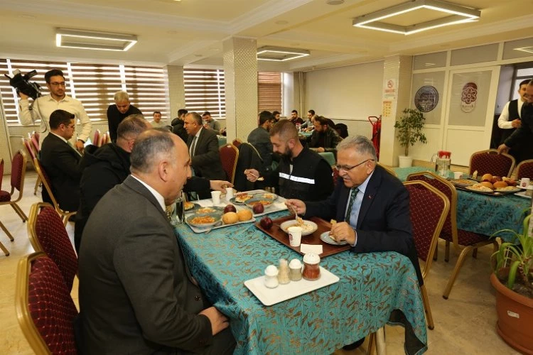 Memduh Büyükkılıç ekip arkadaşlarıyla öğle yemeği yedi