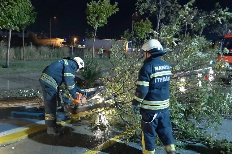 MASKİ ekipleri fırtına ve yağış mesaisinde