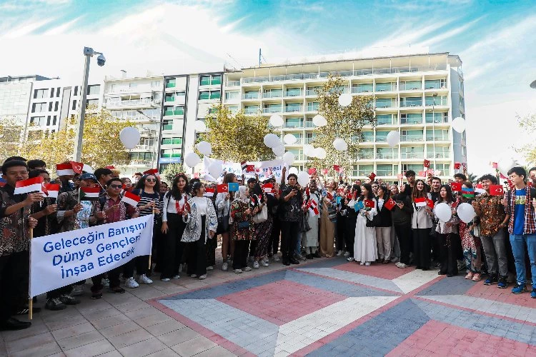 Beyaz balonlar Filistin için İzmir semalarında