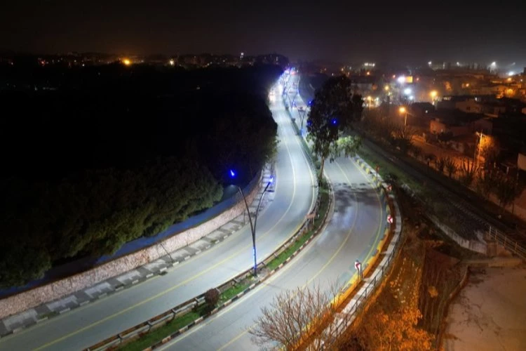 Manisa Mehmetçik Caddesi aydınlatmalarıyla yenilendi