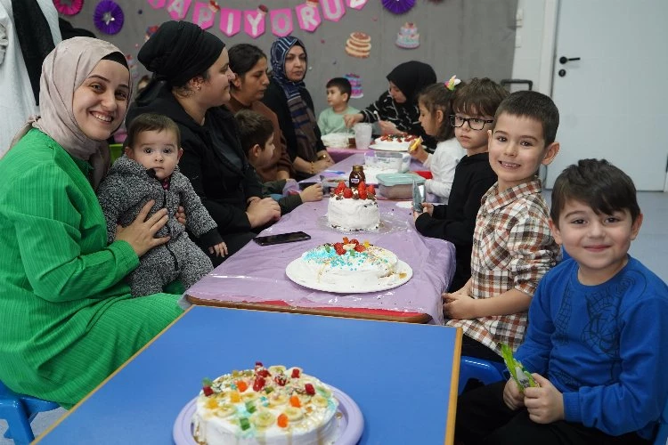 Çayırovalı minikler anneleriyle pasta yaptı