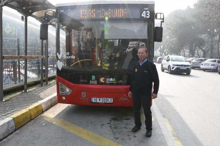 Rahatsızlanan yolcuyu hastaneye yetiştirdi