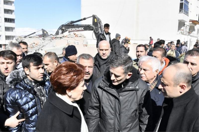 Akşener depremzedelerin sıkıntılarını dinledi