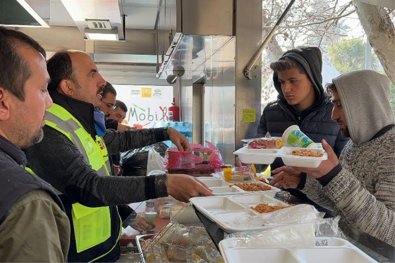 Konya sıcak yemek ve ekmek dağıtımını sürdürüyor