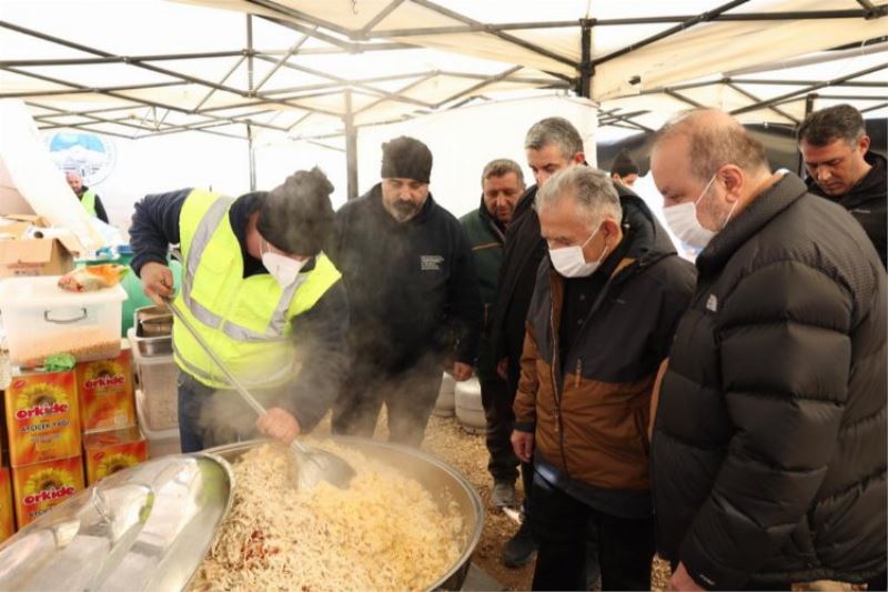 Memduh Büyükkılıç deprem bölgesinde yemek dağıttı