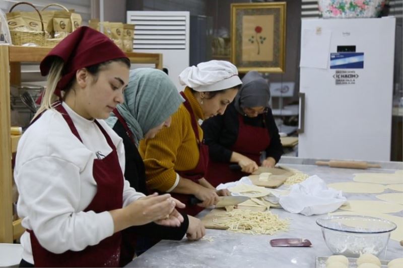 Bursa Gürsulu kadınlar çölyak hastası depremzedeler için üretiyor