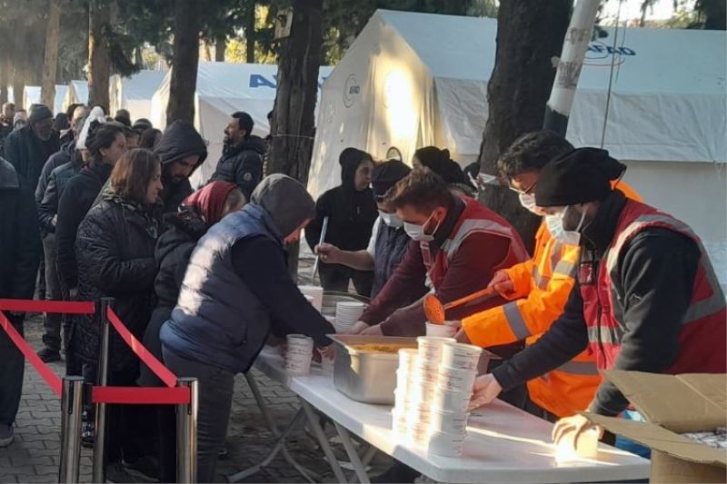 10 günde 100 bin kişilik yemek dağıtıldı