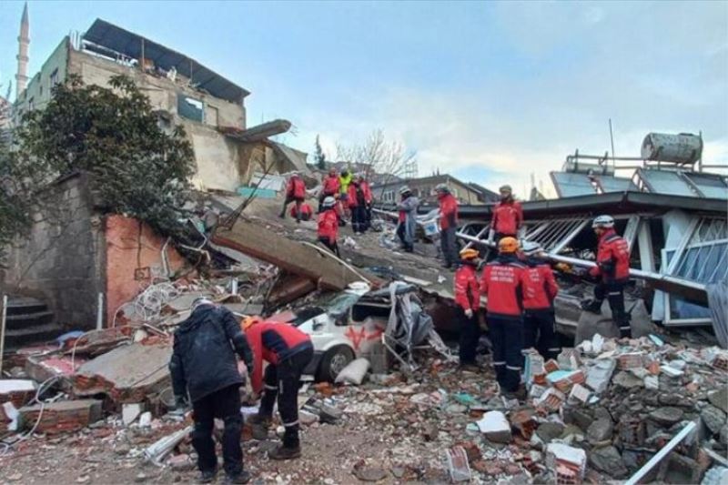 Bursa İnegöllü ekipler enkazlarda zamanla yarışıyor