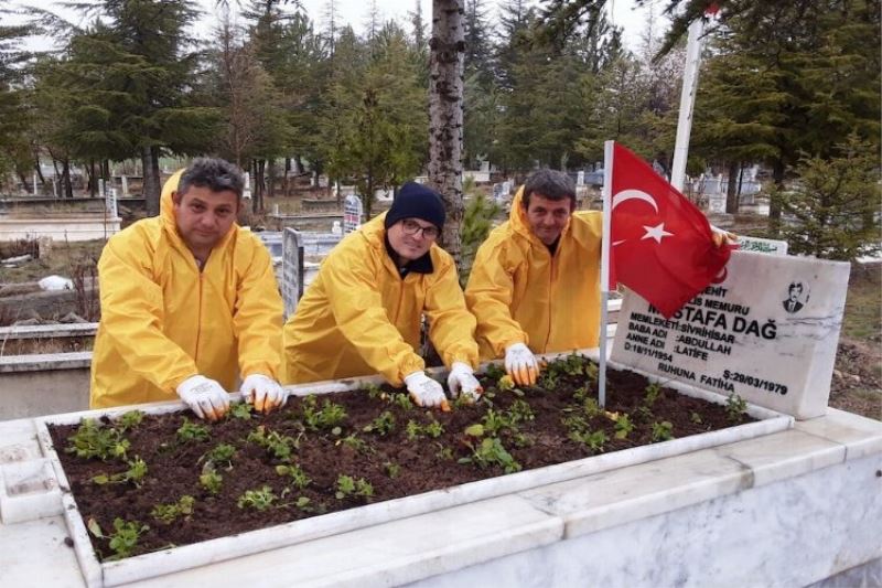 Şehit kabirleri çiçeklerle donatıldı