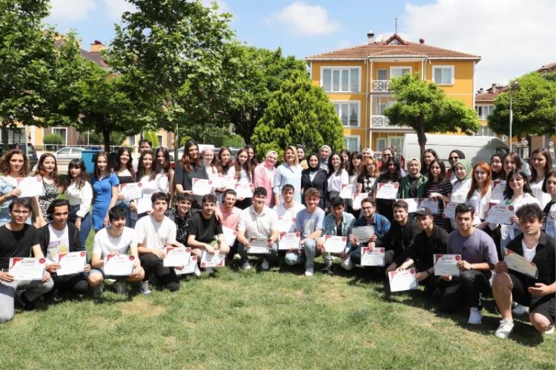 Çınar Akademi ilk mezunlarını verdi