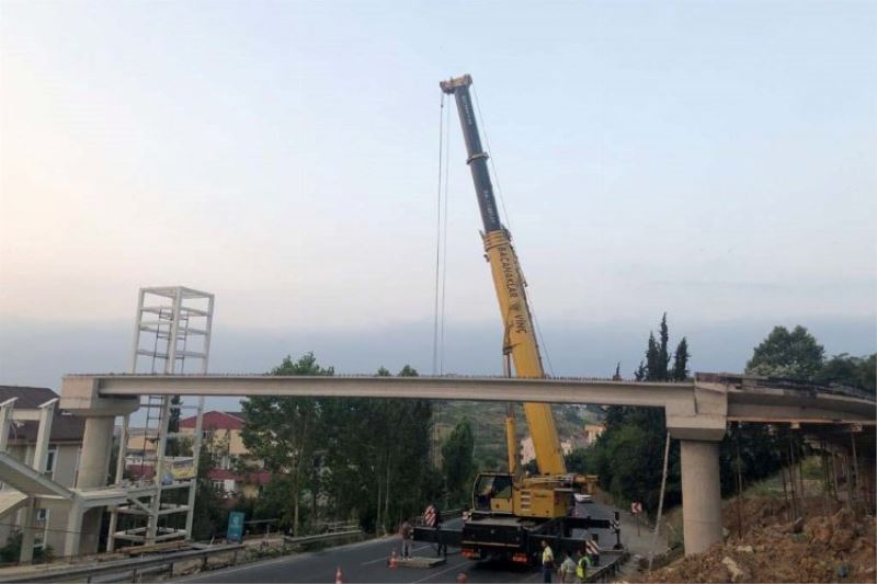 Darıca feribot yolu üstgeçidinin kirişleri monte edildi