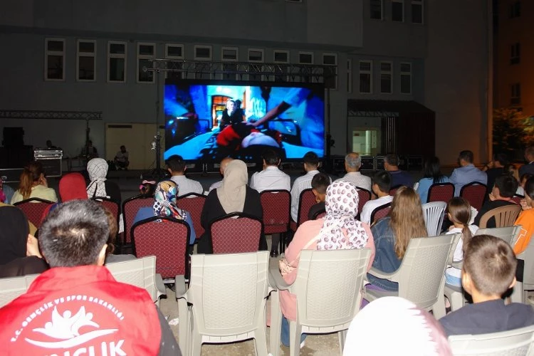 Pazaryeri’nde açık hava sinemasına yoğun ilgi