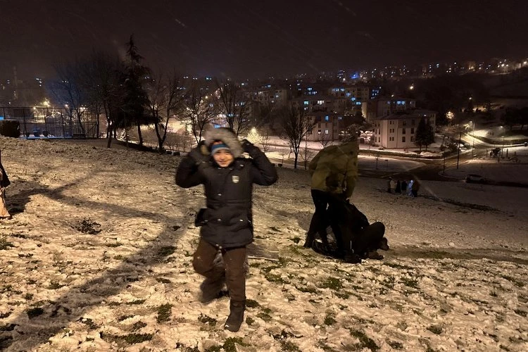 Düzce’de kar yağışı sevinçle karşılandı