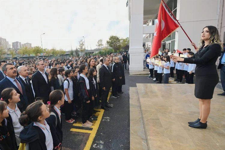 Okullarda şehitler için saygı duruşu