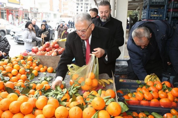 Başkan Büyükkılıç, semt pazarında tezgahın arkasına geçti