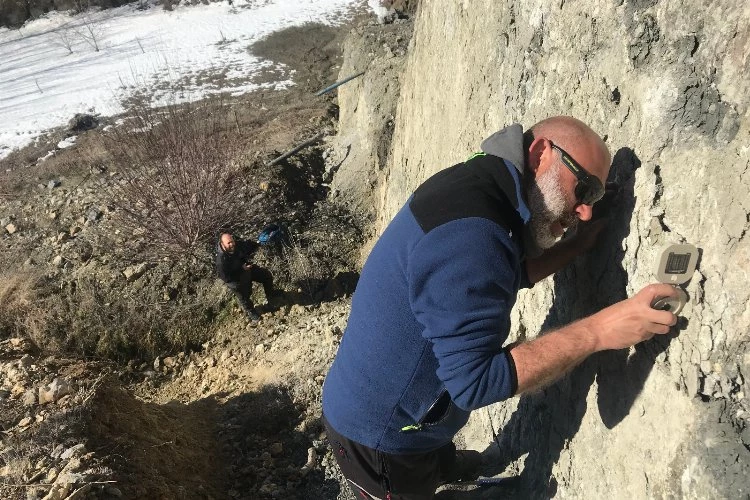 Dokuz Eylül deprem araştırmalarını karada ve denizde hız verdi.. Tsunami risk analizi yapılıyor