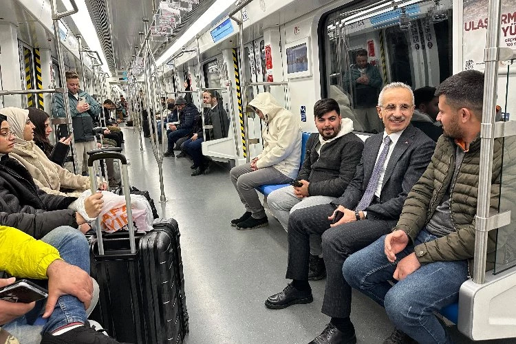 Bakan Uraloğlu Ankara uçağına metroyla ulaştı