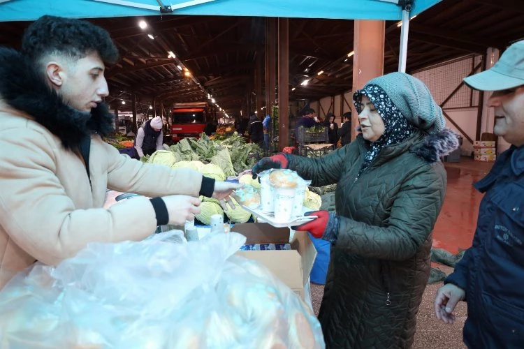 Başiskele’de çorbalar pazarcıların içlerini ısıttı