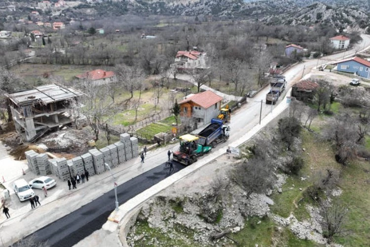 Büyükşehir’den İbradı’ya sıcak asfalt