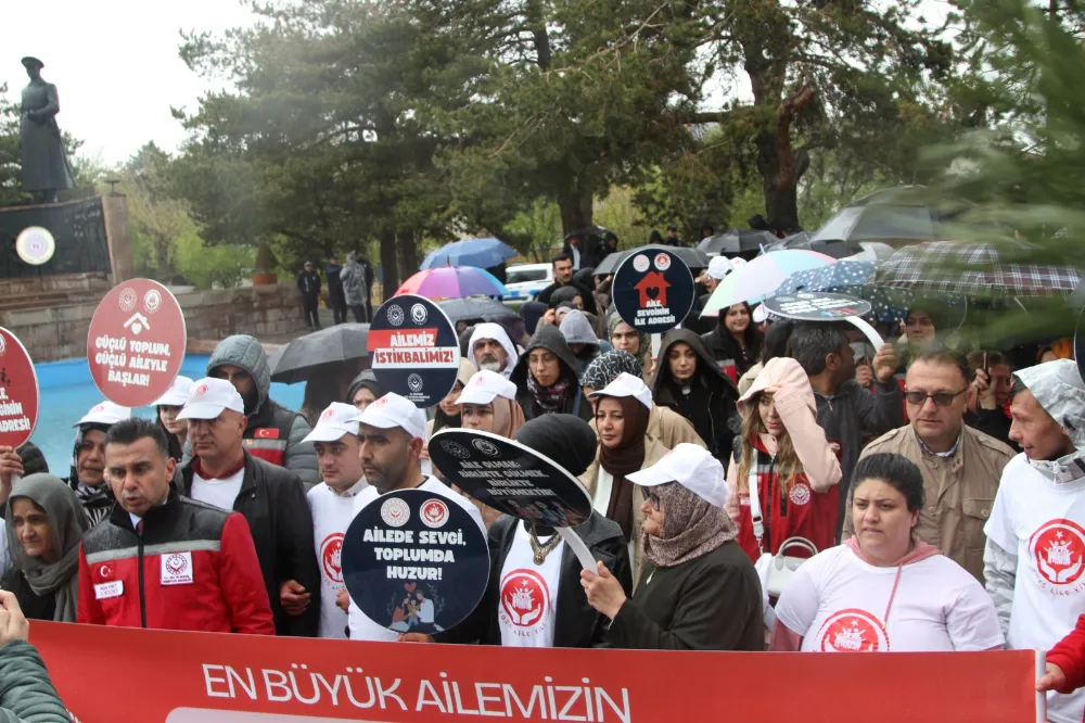 Aile Yılı Kortej Yürüyüşü Yağmura Rağmen Gerçekleşti